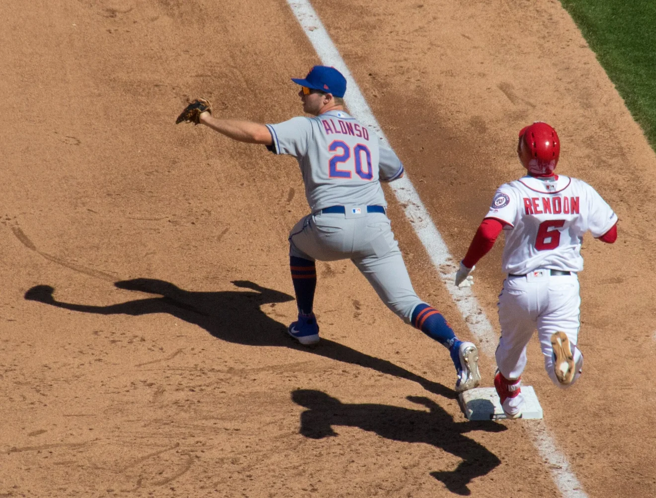 Pete Alonso con los Mets cubriendo la primera base durante un juego de MLB